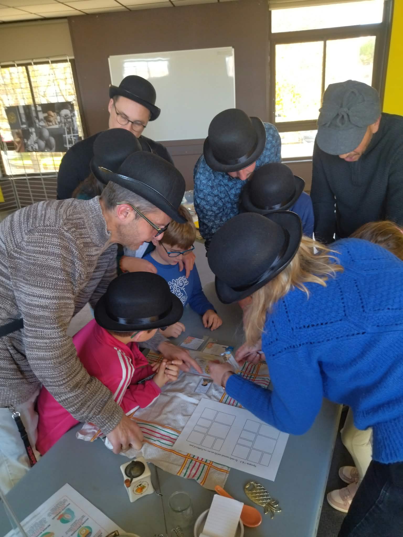 jeu-pedagogique-sensibilisation-environnement Participants recherchant des indices lors d'un jeu pédagogique de sensibilisation